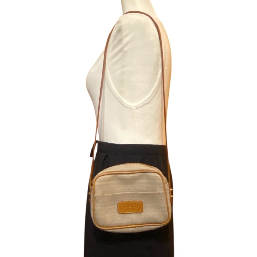 Vintage Dooney & Bourke shoulder/crossbody bag.